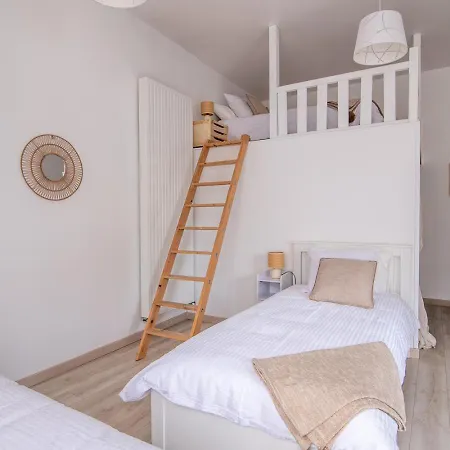 De L'esplanade-18 Min Du Puy Du Fou-ventilateurs- Billard- Baby-foot-flechettes-grande Maison De Bourg Spacieuse De 200m2- Famille-amis-groupe בית נופש פוזוז'