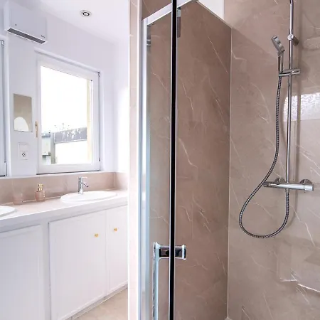 De L'esplanade-18 Min Puy Du Fou-classe 2 Etoiles-billard-baby-foot-flechettes-ventilateurs-grande Maison De Bourg De 200m2- Famille-amis-groupe-linge De Lit Et Toilette-reservation Des Billets Puy Du F0u Par L'office De Tourisme Holiday home *