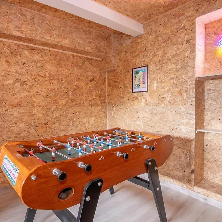 De L'esplanade-18 Min Du Puy Du Fou-ventilateurs- Billard- Baby-foot-flechettes-grande Maison De Bourg Spacieuse De 200m2- Famille-amis-groupe בית נופש פוזוז'