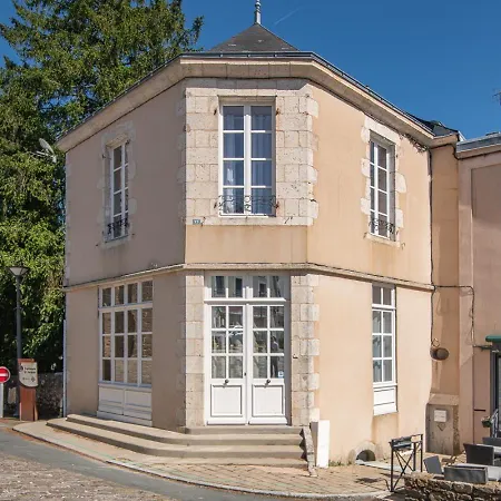 De L'esplanade-18 Min Du Puy Du Fou-ventilateurs- Billard- Baby-foot-flechettes-grande Maison De Bourg Spacieuse De 200m2- Famille-amis-groupe בית נופש